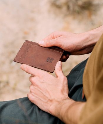 Tarjetero cuero café